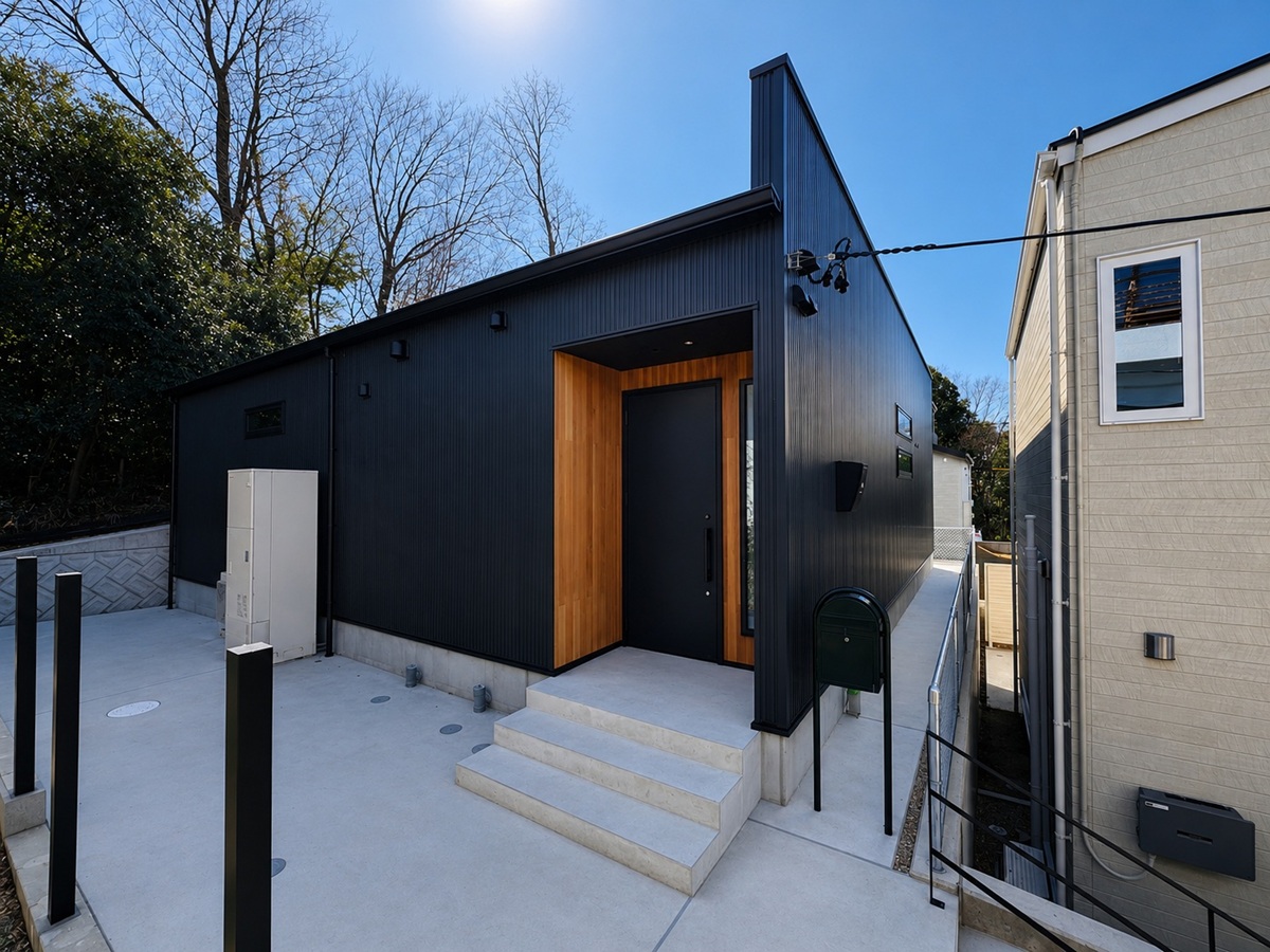 黒い平屋の二世帯住宅の外観
