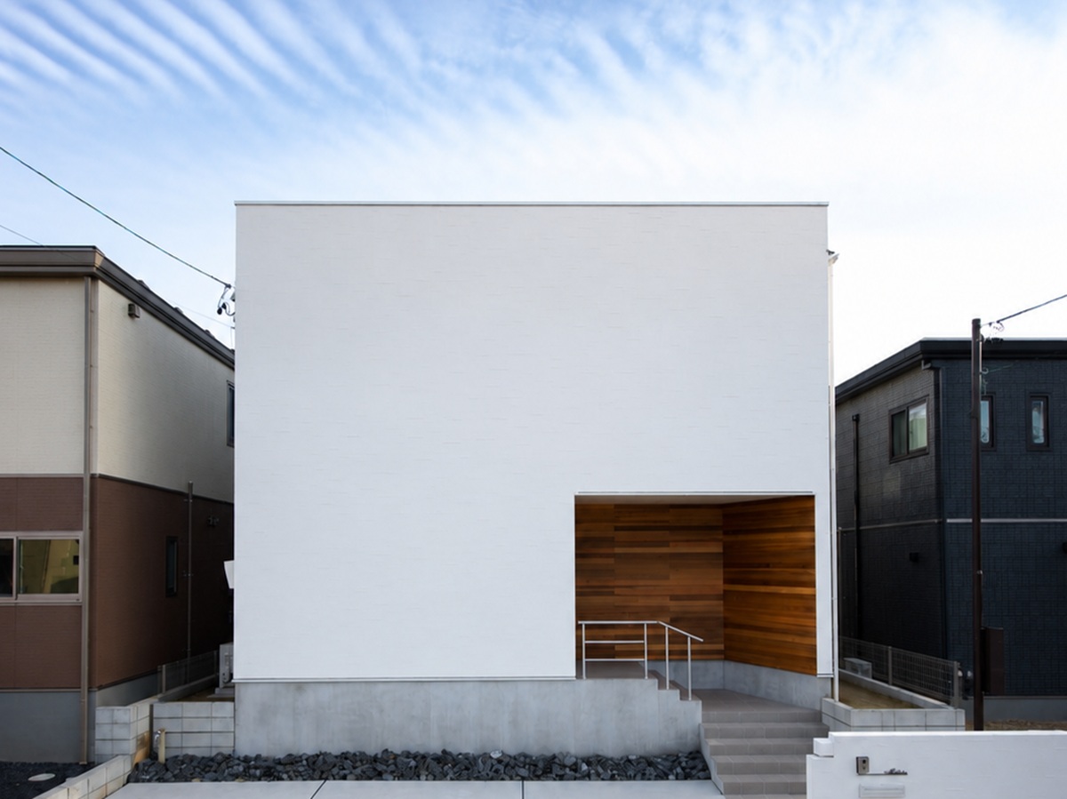 白い箱の住まいの外観
